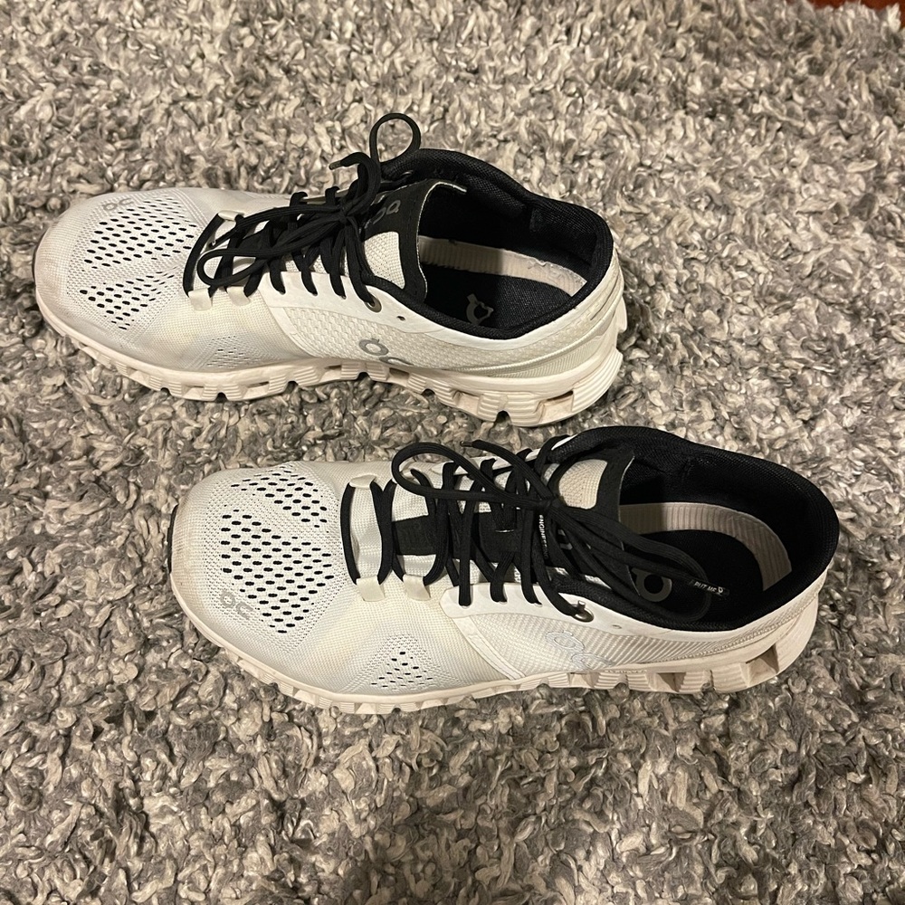 Women’s On Running Cloud X Sz 7.5 blk/wht
